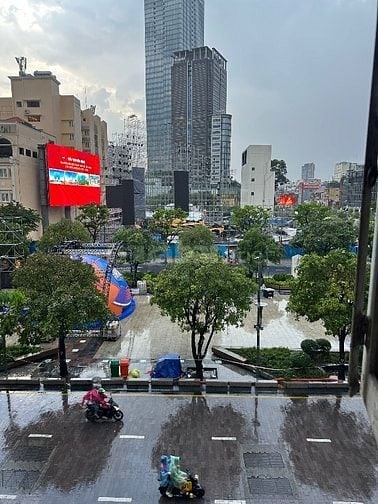 Cho thuê nhà view phố đi bộ Nguyễn Huệ 
