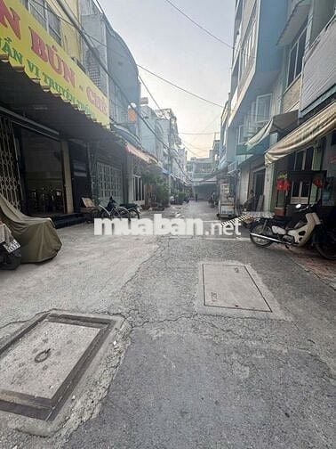 Bán nhà hẻm rộng 8m cách mặt tiền chỉ 3 căn giá chỉ 8 tỷ hơn