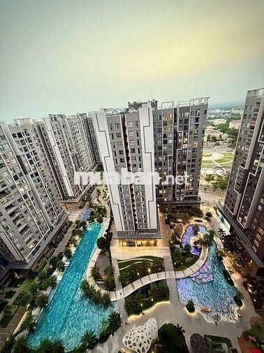 Bán căn góc 3pn view trực diện hồ bơi,sổ hồng sẵn, nhà mới có nội thất