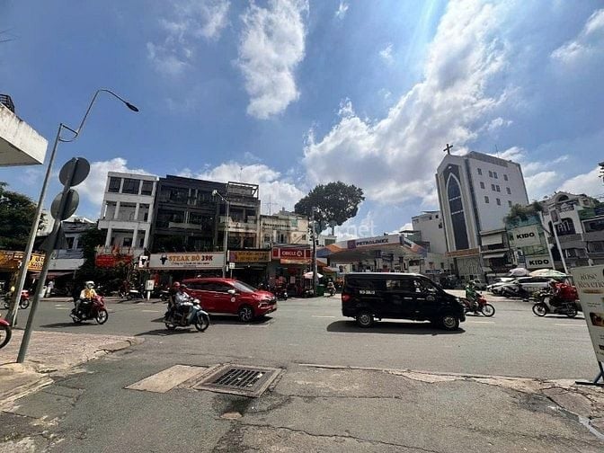 Gia đình cần bán căn nhà 5 tầng hẻm xe hơi sát mặt tiền Lê Văn Sỹ
