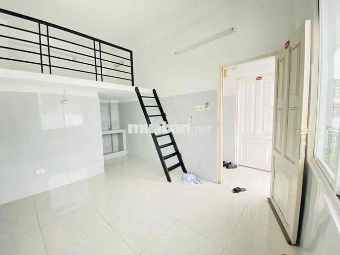 Phòng Trọ Máy Lạnh Có Ban Công Ngay Sân bay - HUFLIT Trường Sơn