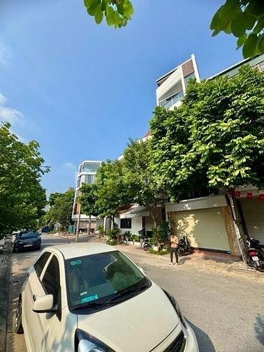 Khuôn tiền hiếm 12.x tỷ phường Việt Hưng 6 tầng thang máy vỉa hè 3 oto
