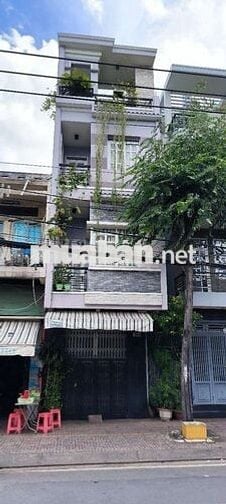 Nhà ngay trung tâm,máy lạnh,tolie riêng