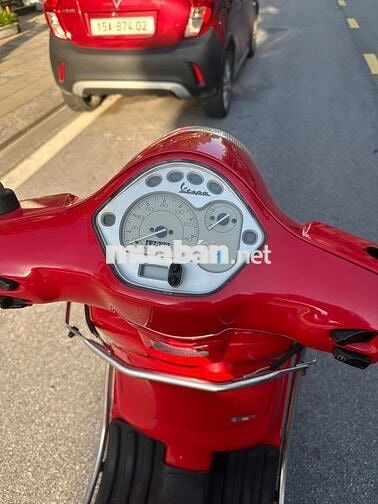Vespa Zin, năm 2012, đỏ.