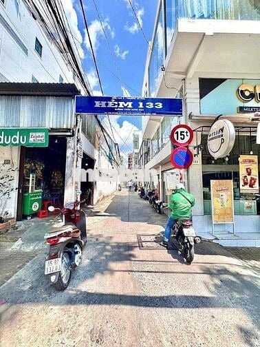 Nhà Trệt Lầu 2 phòng ngủ, 2 máy lạnh hẻm 133 Trần hưng đạo