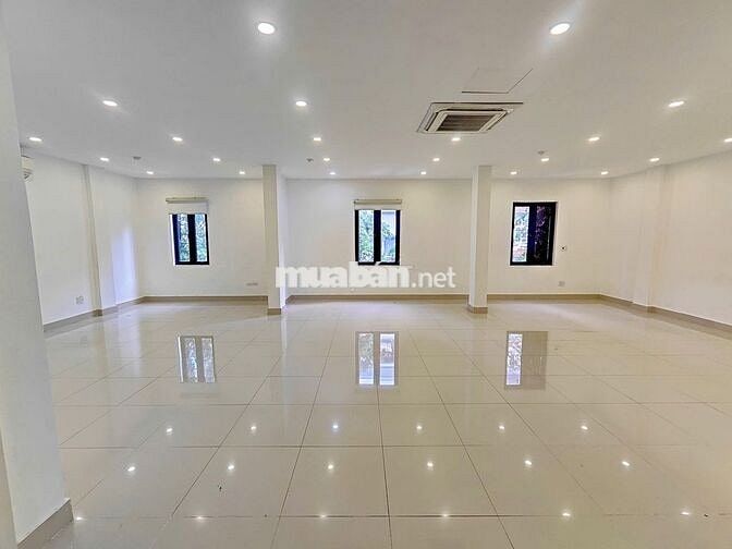 Cho thuê VP 130m2 mt 11m, ô tô đỗ cửa, trống sẵn, CẦU GIẤY