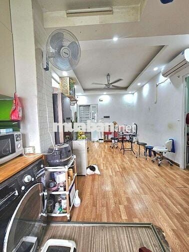 Bán gấp căn A6 Nam Trung Yên. DT 50m gồm 2pn, 1wc.