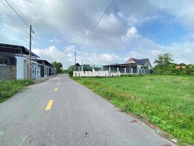 Miếng đất mặt tiền đường lớn, kinh doanh được, bấm bụng bán giá thấp