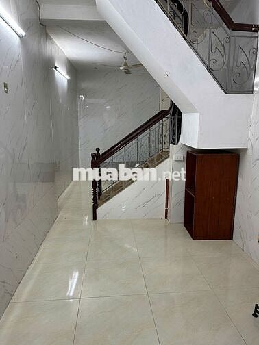 Nhà riêng Ngõ 612 Đê La Thành,  2 tầng 1 tum – ô tô đỗ đầu ngõ