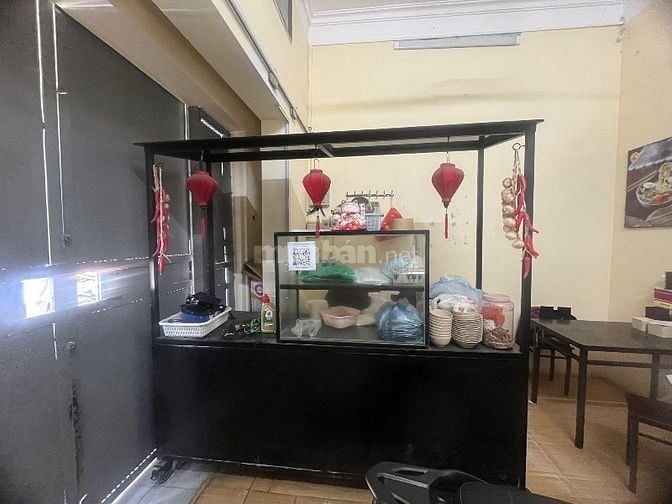 thanh lý một số đồ dùng sau: Quầy bán hàng, bàn chặt mặt đá