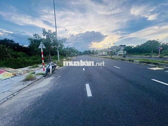 🌹Lô sát chợ Miếu Bông , dt 102m2, ngang 6.8 mét, hướng Tây Bắc , giá 3