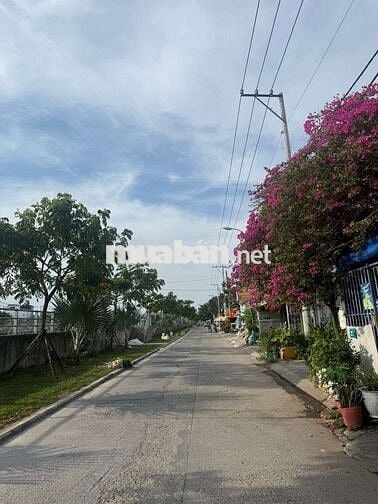 BÁN NHÀ 46M2- NGANG 4- 3 TẦNG- 4PN- KIÊN CỐ- SHR- SÁT MT MỄ CỐC- 3 TỶ8