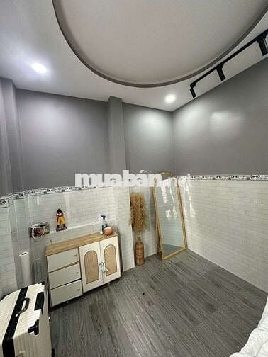 phòng ,sau lưng nhà thờ xom chiếu ,khu an ninh tốt ,giờ giấc tự do