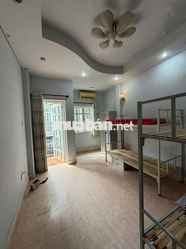 Phòng rộng rãi ở được nhiều người ban công cửa sổ lớn P.5 Bình Thạnh