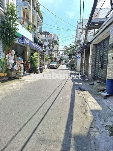 Nhà 1/ ngay sát MT, 2 tầng BTCT, HXT thông , 4PN, 4WC.