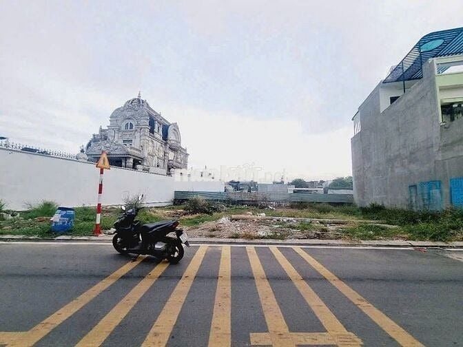Đất mặt tiền gần trung tâm y tế Dĩ An, p Tân Đông Hiệp, TP Dĩ An.