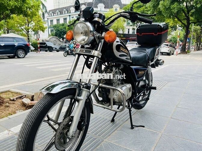 Xe máy Suzuki GN125 màu đen, dùng xăng