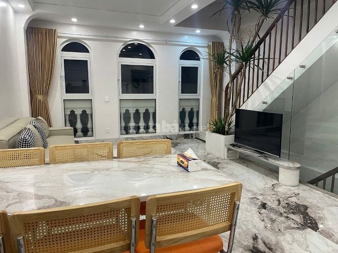 Cho thuê nhà ngõ 150 hoa bằng 38m x6T thang máy