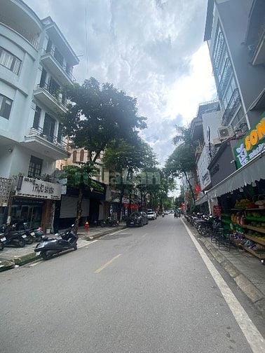 Cần bán nhà mặt phố Linh Lang. 