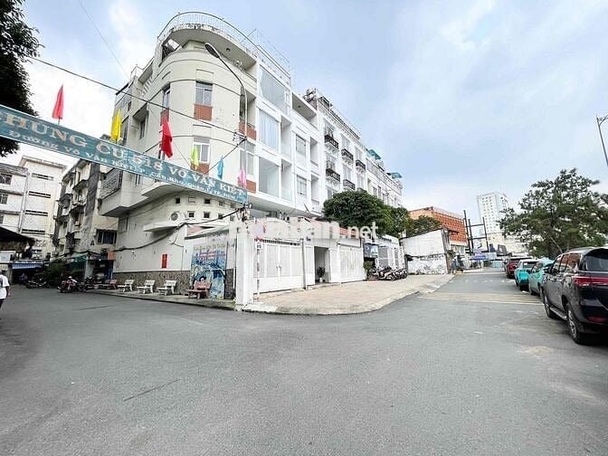 Mặt bằng đẹp tầng trệt  mở quán cafe có chỗ đậu xe