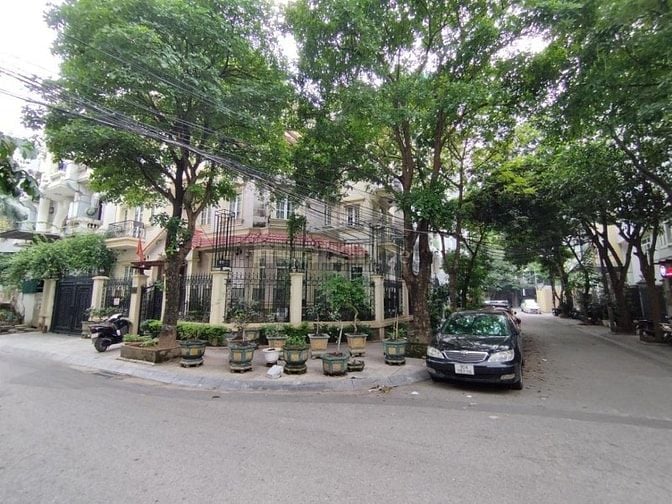 Bán nhà KĐT Yên Hoà. Lô góc vỉa hè vòng quanh. Kinh doanh sầm uất.