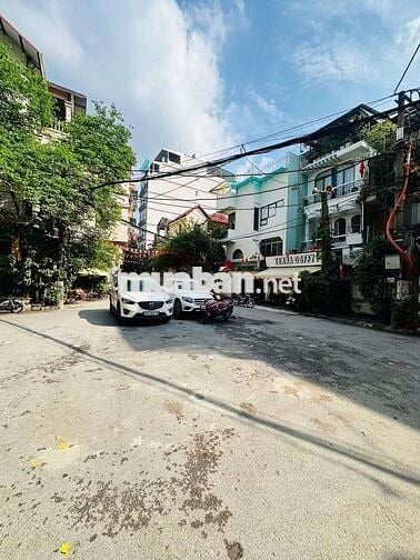 Hiếm nhất khu Đống Đa! Lô góc, 42m2, ô tô tránh, bãi đỗ 10 xe ô tô!
