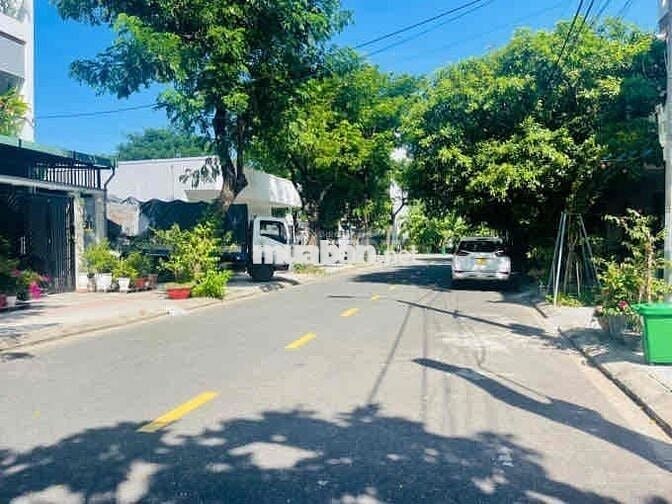 Chủ gửi bán 3 lô liền kề có sẵn nhà 3 tầng, tiện ích đầy đủ xung quanh