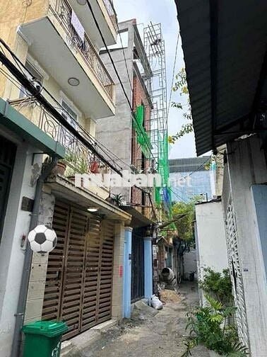 Nhà cấp 4 , diện tích lớn, có thể xây dựng kiên cố 6 tầng