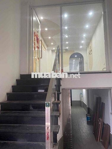 Nhà mặt phố Hoàng Hoa Thám, Ba Đình – 2 tầng + hầm để xe, lối đi riêng