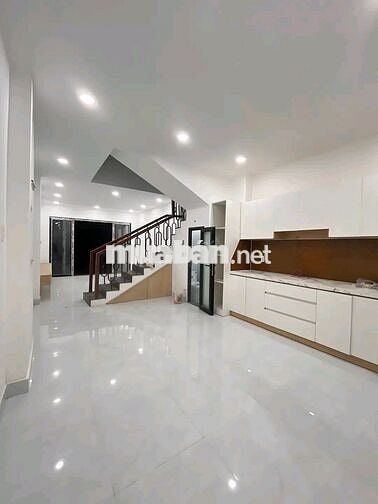 Nha như mới, dt 4*17m,1lau,3pn,nội thất cơ bản,xe hơi đậu thoải mái