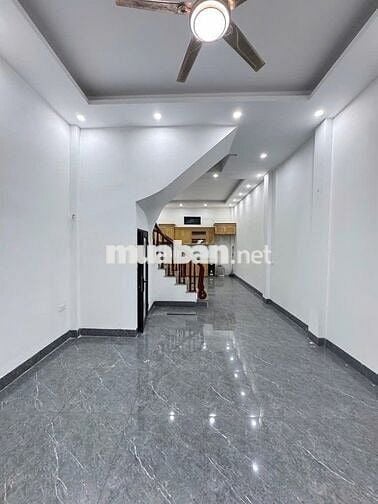 Cần tiền bán gấp. Nhà 41m đầu phố La Phù. Ô tô đỗ sát cổng.