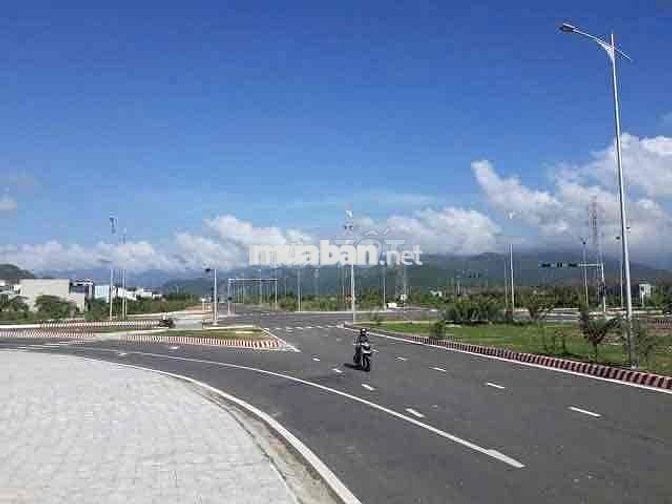 215m. măt tiền đg nhua. xac đg vanh đai. gân khu thương mại tu do.