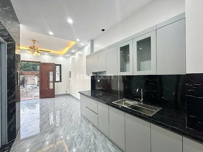 Bác sĩ Lan bán nhà 5 tầng, thang máy, gần chợ, hồ điều hoà, giá 7.6 tỷ