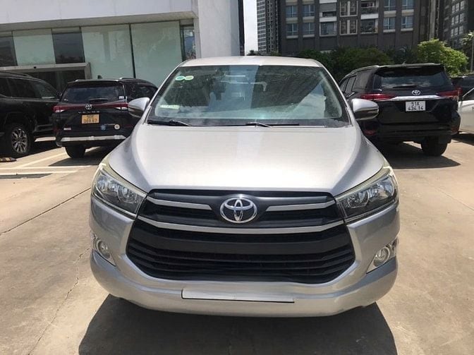Bán xe Innova 2.0 E màu bạc SX 2019