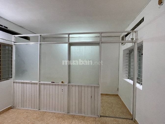 Căn hộ 32 m2, 1P ngủ, wc, C/c Bàu Cát 2,  p10, TB, 4,5tr/th. Thang bộ