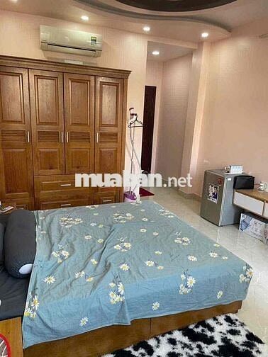 Cho thuê căn hộ ban công 215 Nguyễn Trãi, Q1. Thang máy, nội thất full