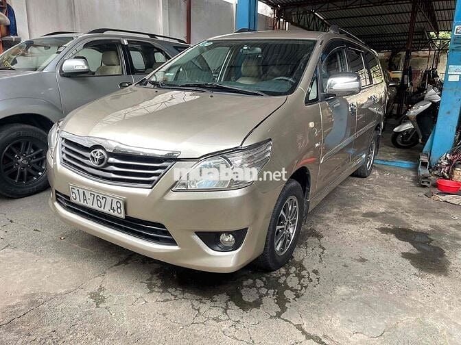 Toyota Innova 2.0E 2014 màu nâu vàng,