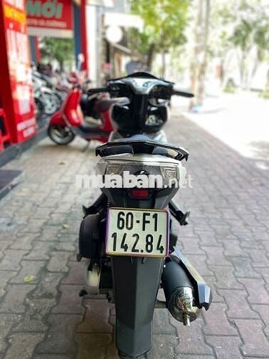 Xe máy Honda Air Blade 125 màu trắng xám