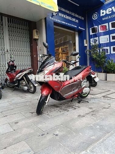 Xe tay ga Honda PCX 125 màu đỏ 2011.
