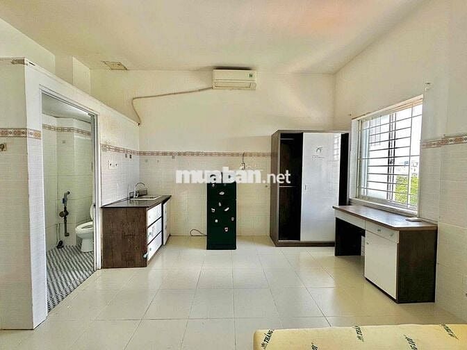 CHO THUÊ STUDIO CỬA SỔ TRỜI NẰM NGAY MẶT TIỀN ĐƯỜNG NƠ TRANG LONG