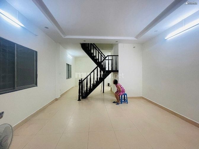 Hẻm An Dương Vương Q5 . 5m dài 9m. 1 Lâu . Giá 10,5tr. Ngay ĐH Sư Phạm