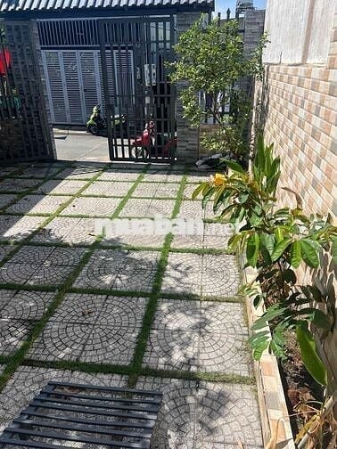 cho thuê nhà cấp 4 , sân vườn, sân đậu ô tô , khu vực an ninh tốt!