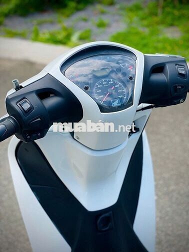 Xe máy Honda SH màu trắng sản xuất 2012