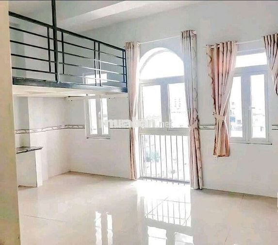 Phòng gác máy lạnh, có thang máy