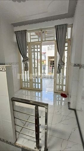 BÁN HOẶC CHO THUÊ NHÀ ĐƯỜNG ĐOÀN VĂN BƠ, PHƯỜNG 10, QUẬN 4