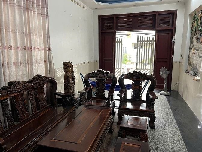 Nhà bán P.Quang Vinh 1 trệt 3 lầu 5 phòng ngủ 5.2 tỷ 286m2 sử dụng SHR