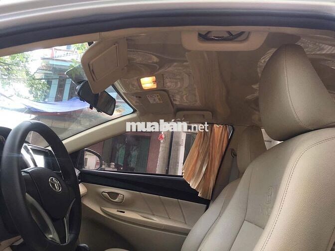 Ô tô Toyota Vios màu bạc 5 chỗ