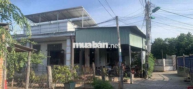 nhà ở hẻm bê tông 4m xe chạy vào tới sân