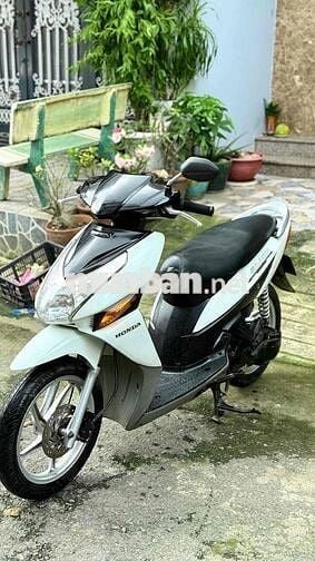 Xe tay ga Honda Click màu trắng đã qua sử dụng