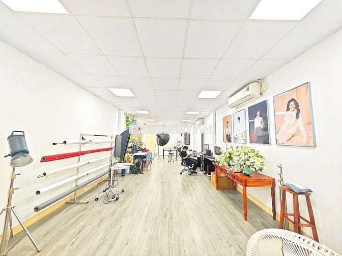 Cho thuê văn phòng Vũ Tông Phan 115m2 15tr trần cao thoáng view kính